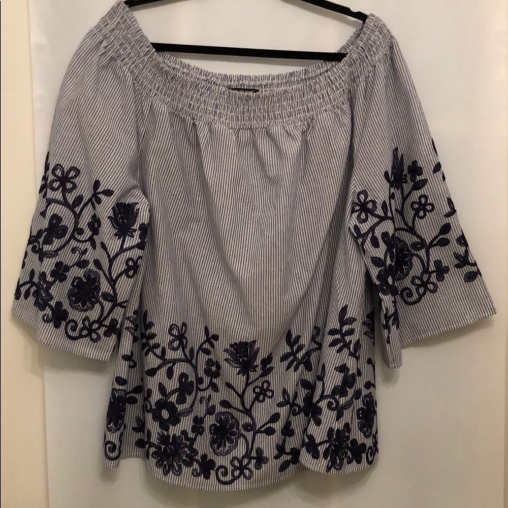 Super cute navy embroidered blouse!